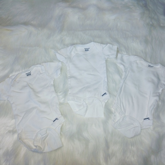 < $5 w Bundle > NB/0-3 -White Onesies - Picture 3 of 3